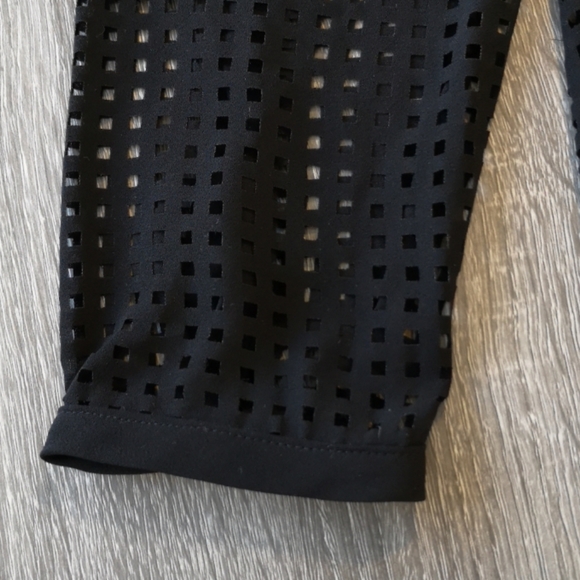 🏷️🍌 Banana Republic Black lazercut blouse - Picture 3 of 8